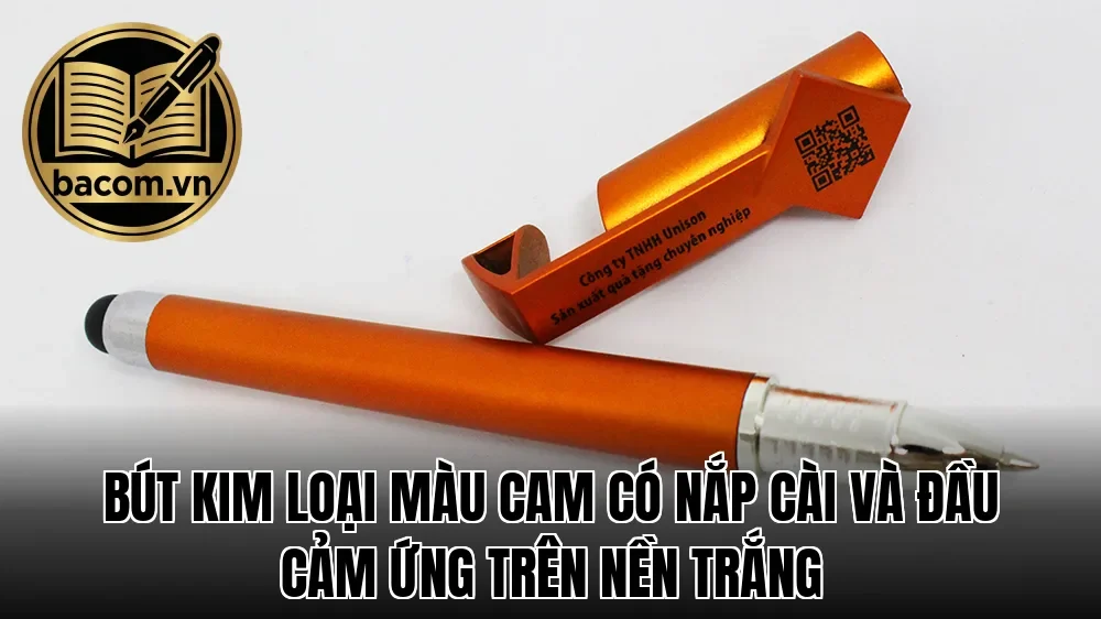 Bút kim loại màu cam có nắp cài và đầu cảm ứng trên nền trắng