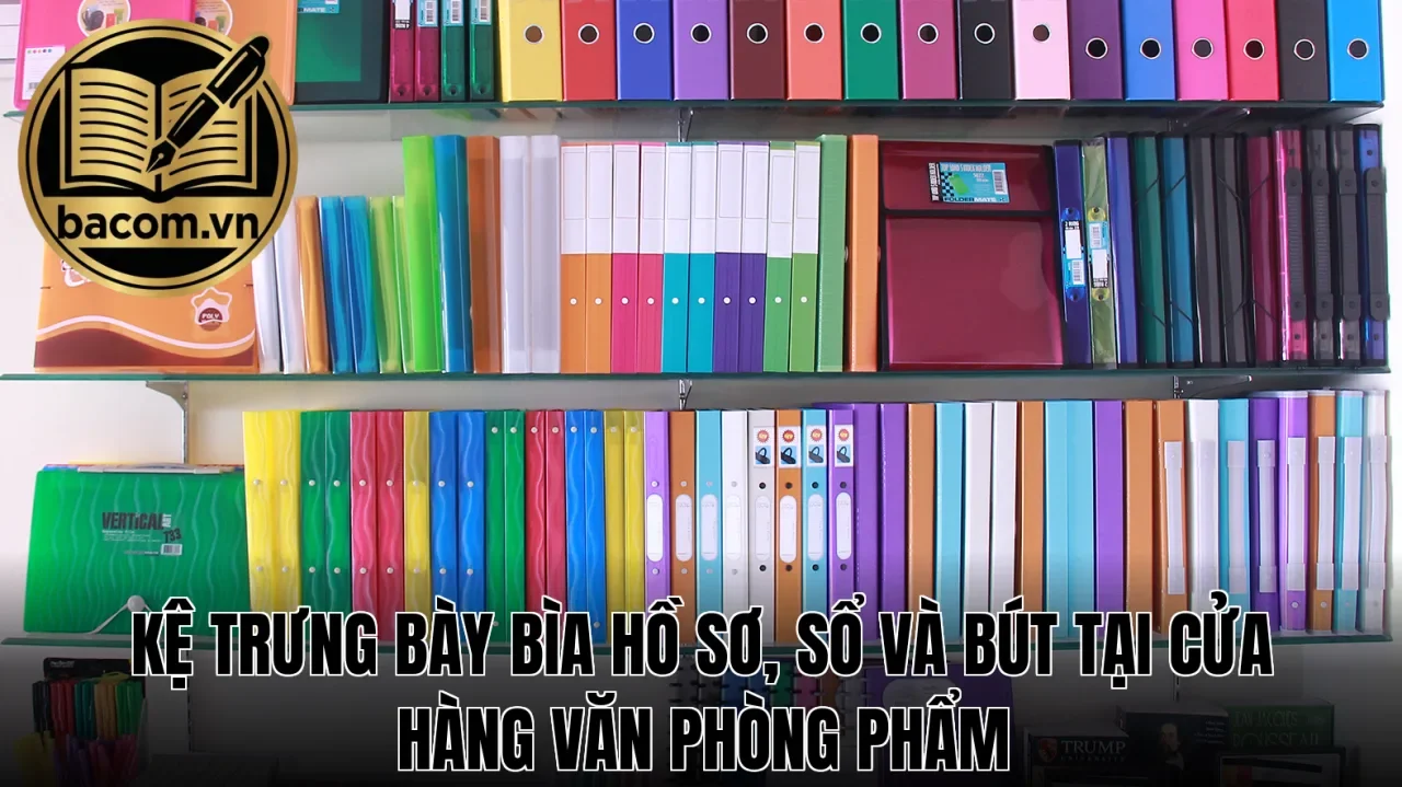 Kệ trưng bày bìa hồ sơ, sổ và bút tại cửa hàng văn phòng phẩm