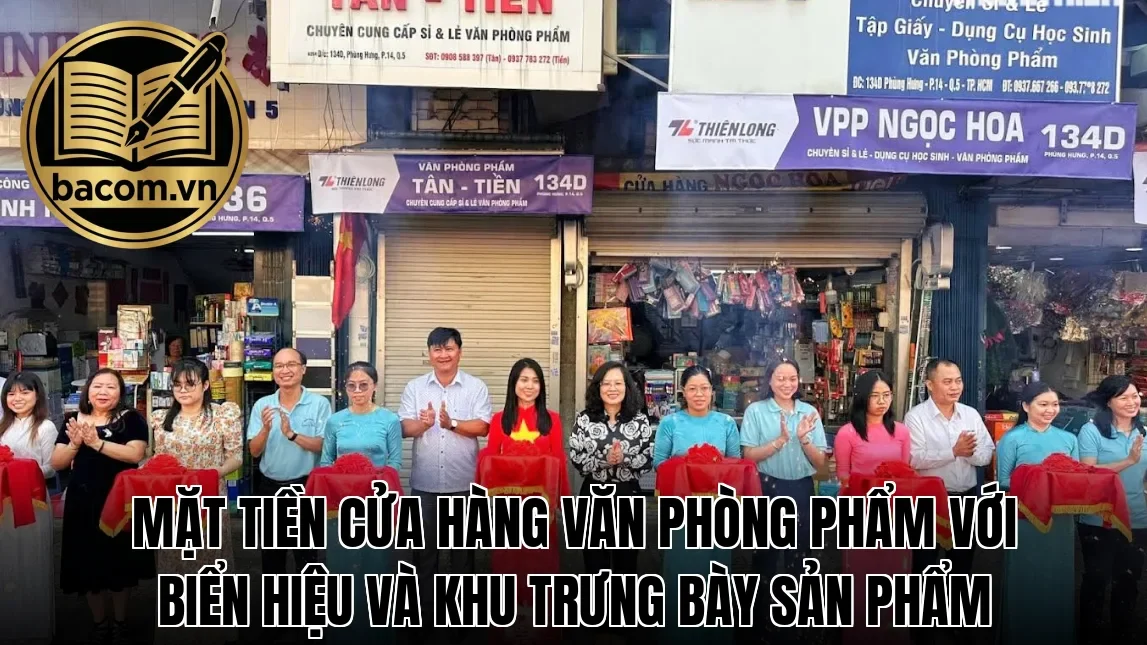 Mặt tiền cửa hàng văn phòng phẩm với biển hiệu và khu trưng bày sản phẩm