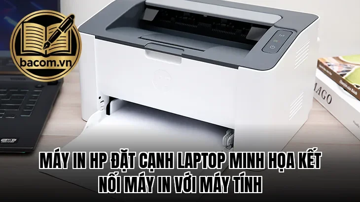 Máy in HP đặt cạnh laptop minh họa kết nối máy in với máy tính
